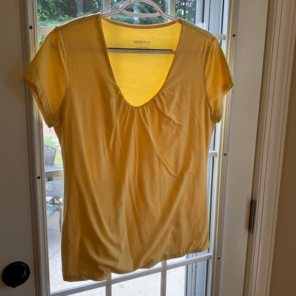 Women’s top - 4 for $20 - Picture 1 of 3